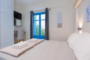Postel nebo postele na pokoji v ubytování JUST BLUE with amazing Sea Views in Piso Livadi
