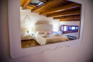 A bed or beds in a room at La Casa di Ilde al Duomo - Ortigia Holidays