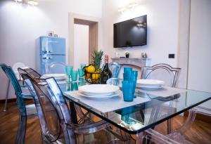A kitchen or kitchenette at La Casa di Ilde al Duomo - Ortigia Holidays