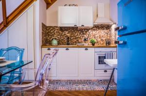 A kitchen or kitchenette at La Casa di Ilde al Duomo - Ortigia Holidays