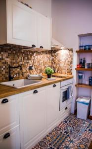 A kitchen or kitchenette at La Casa di Ilde al Duomo - Ortigia Holidays