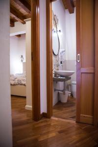 A bathroom at La Casa di Ilde al Duomo - Ortigia Holidays
