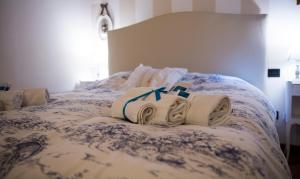A bed or beds in a room at La Casa di Ilde al Duomo - Ortigia Holidays