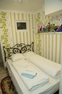 カリーニングラードにあるУютные апартаменты у Верхнего озераのベッド(白いシーツ、青いナプキン付)