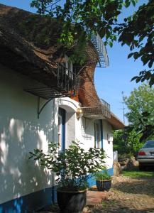 a house with two balconies on the side of it at Föhrer Friesenkate Ost in Nieblum