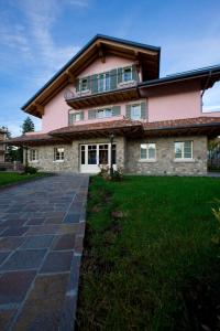 セルヴィーノにあるT'AMI Hotel Resort Spaの石造りの大ピンクの家
