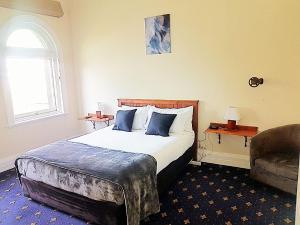 Un pat sau paturi într-o cameră la The Wharf Hotel