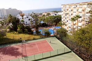 eine Person, die Tennis auf einem Tennisplatz spielt in der Unterkunft Las Americas Tenerife in Playa de las Americas