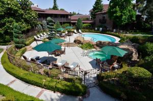 an overhead view of a pool with chairs and umbrellas at Paso Robles Inn in Paso Robles