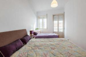 Un dormitorio con una cama grande y una ventana en Apartment Cozy 4YOU, en Oporto