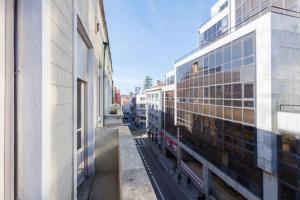 una ventana de un edificio con vistas en Apartment Cozy 4YOU, en Oporto