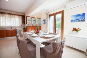Kuchyň nebo kuchyňský kout v ubytování Sunny Rhodes Villa