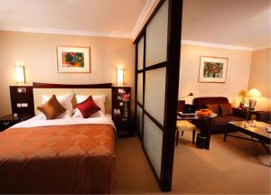 Ένα ή περισσότερα κρεβάτια σε δωμάτιο στο Jinjiang Fuyuan Hotel