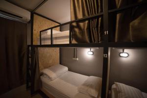 Cama o camas de una habitación en My Box Hostel & Cafe