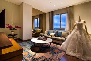 Ruang duduk di Ascott Waterplace Surabaya