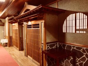 a room with a room with a horse cage at Ryokan Kaminaka in Takayama