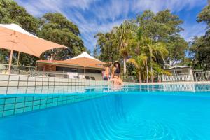 2 femmes en maillot de bain debout dans une piscine dans l'établissement Tasman Holiday Parks - Kioloa Beach, à Kioloa