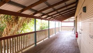 Balkón nebo terasa v ubytování STORK RD BUDGET ROOMS - PRIVATE ROOMS WITH SHARED BATHROOMS access to POOL