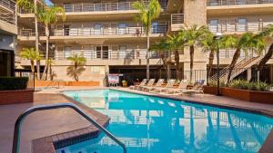 Swimming pool sa o malapit sa Best Western Plus Irvine Spectrum Hotel