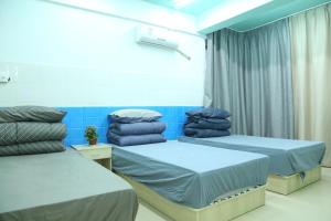 Un pat sau paturi într-o cameră la Wuhan Worry-free Capsule Hotel