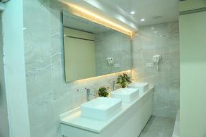 Kamar mandi di Wuhan Worry-free Capsule Hotel