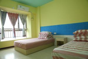 Un pat sau paturi într-o cameră la Wuhan Worry-free Capsule Hotel