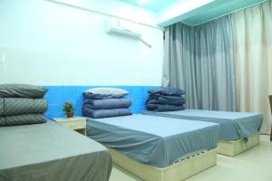 Un pat sau paturi într-o cameră la Wuhan Worry-free Capsule Hotel