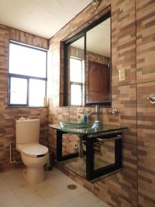 Un baño con lavabo, inodoro y espejo. en La Lotería Panoramic House & Rooftop by Lunian, en Guanajuato