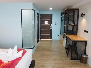 Postel nebo postele na pokoji v ubytování Samui City Hotel
