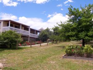 un edificio con un patio con flores y árboles en Yarra Glen Bed & Breakfast en Yarra Glen