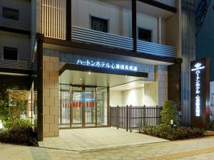 una entrada a un edificio con un cartel en él en Hearton Hotel Shinsaibashi Nagahoridouri en Osaka