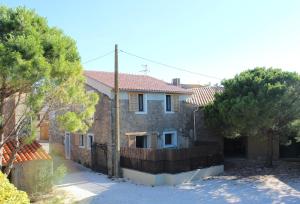 a house with a fence in front of it at Maison Terre Ardente in Caves