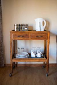 Все необхідне для приготування чаю та кави в The Graaff-Reinet Suites