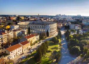 uma vista aérea de uma cidade com edifícios em Apartment Nicol em Pula