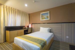 Postel nebo postele na pokoji v ubytování Hallmark Express Hotel