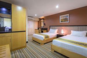Postel nebo postele na pokoji v ubytování Hallmark Express Hotel