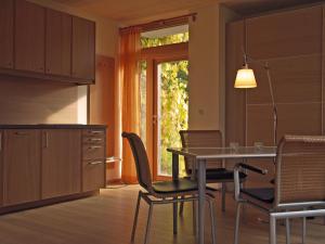 eine Küche mit einem Tisch und Stühlen sowie einem Fenster in der Unterkunft Tiny Guesthouse Kamptal in Schönberg am Kamp
