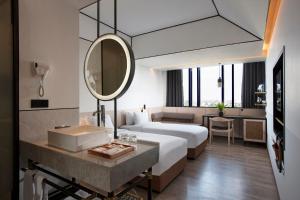 Postel nebo postele na pokoji v ubytování GAIA Cosmo Hotel