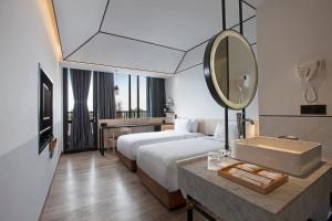 Postel nebo postele na pokoji v ubytování GAIA Cosmo Hotel