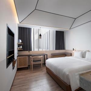 Postel nebo postele na pokoji v ubytování GAIA Cosmo Hotel