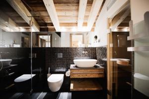ザンクト・アントン・アム・アールベルクにあるGalzig Lodgeのバスルーム(洗面台、トイレ、シンク付)