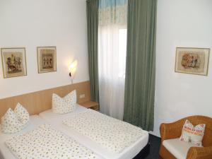a hotel room with two beds and a window at Hotel Goldenes Faß in Würzburg