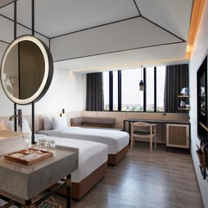 Postel nebo postele na pokoji v ubytování GAIA Cosmo Hotel
