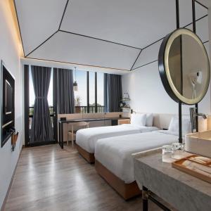 Postel nebo postele na pokoji v ubytování GAIA Cosmo Hotel
