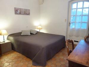 Een bed of bedden in een kamer bij Les Bastidieres - Cap Brun