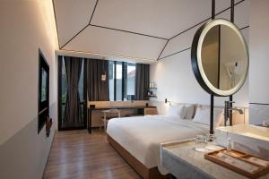 Postel nebo postele na pokoji v ubytování GAIA Cosmo Hotel