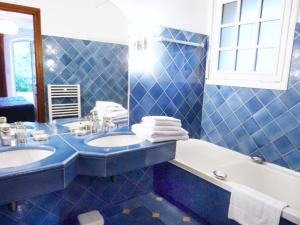 Een badkamer bij Les Bastidieres - Cap Brun
