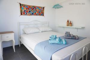 ein Schlafzimmer mit 2 Betten und Handtüchern darauf in der Unterkunft Casa Vista 360 in Karpathos