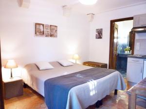 Een bed of bedden in een kamer bij Les Bastidieres - Cap Brun