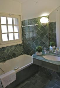 Een badkamer bij Les Bastidieres - Cap Brun